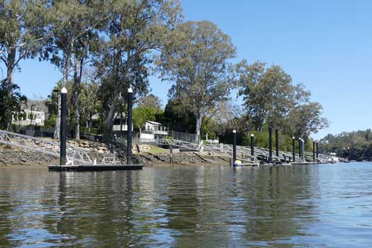 Pontons on the river&#039;s edge